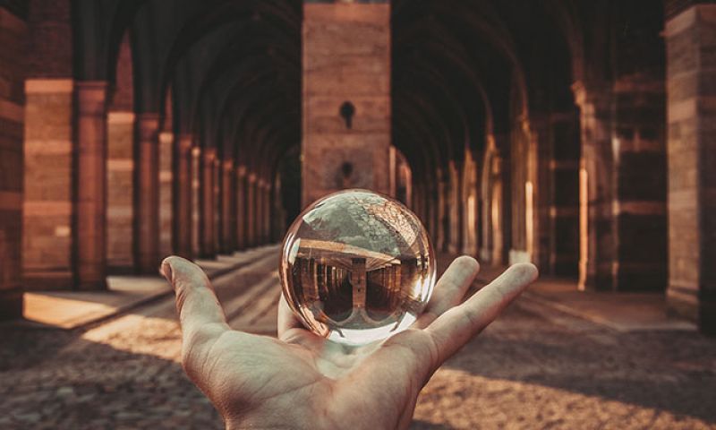 glazen bol, tarot kaarten, lezing, horoscoop, waarzegster, handlezen, handpalm lezen, apps,