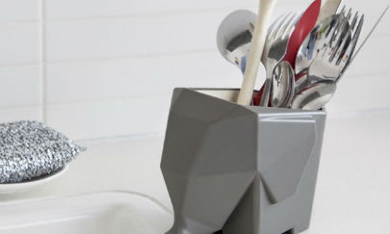 Olifantje slurpt je bestek of tandenborstel droog