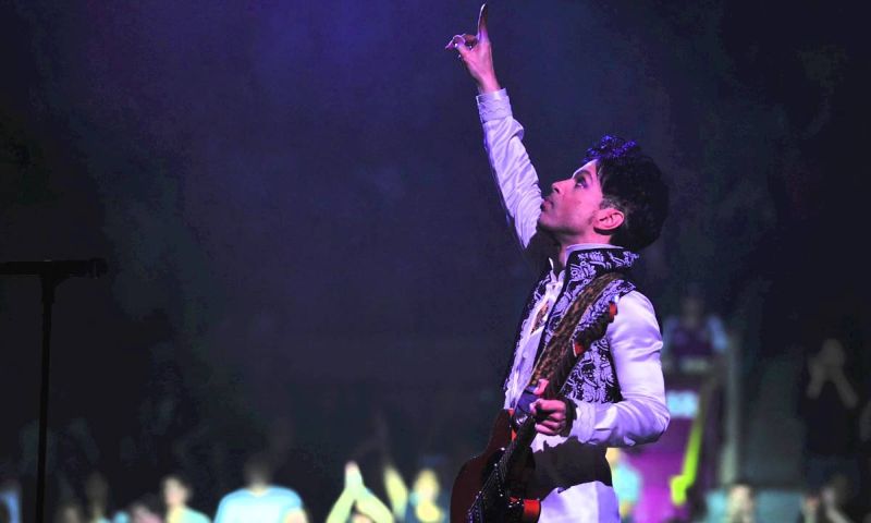 Prince was er altijd fel tegen, maar nu komen heel veel video's van hem online