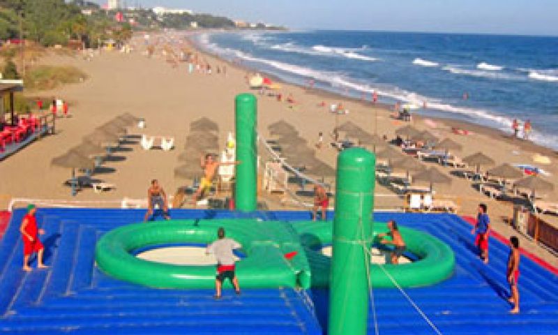 Bossaball is een combi van voetbal, volleybal en trampolinespringen