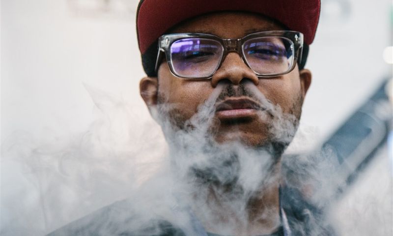 Instagram verbiedt influencers om vapen en roken te promoten