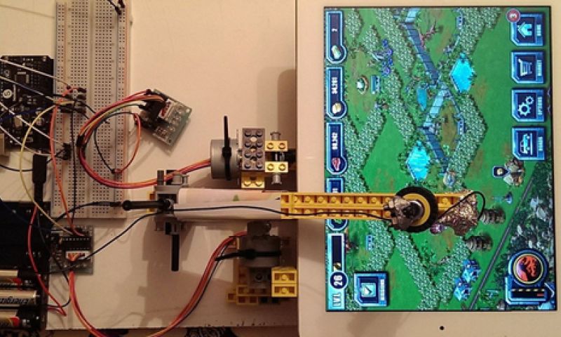 Lego-robot speelt freemium iPad-games terwijl maker slaapt