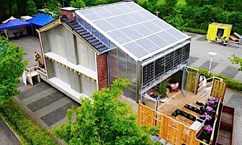 Voorbeeld van huis met 'schil' van zonnecellen is klaar