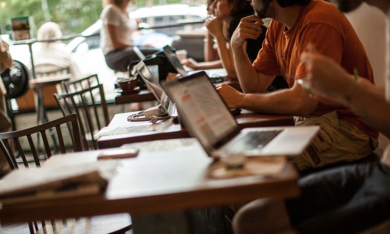 Ondernemer niet aansprakelijk voor illegaal downloaden door gasten