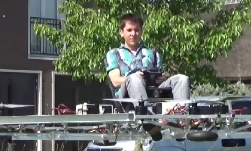 Nederlander vliegt in zelfgemaakte levensgrote 'drone'
