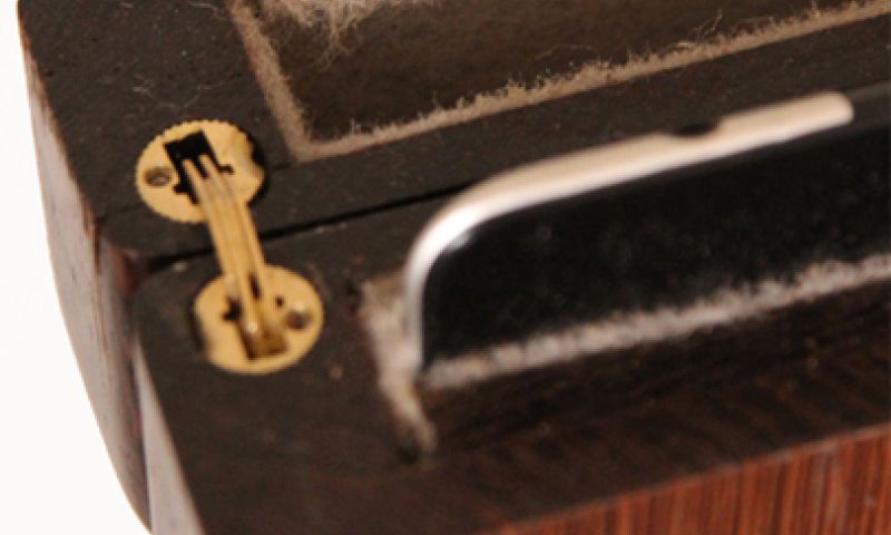 In dit houten koffertje past niks, alleen je iPad (en oplader)