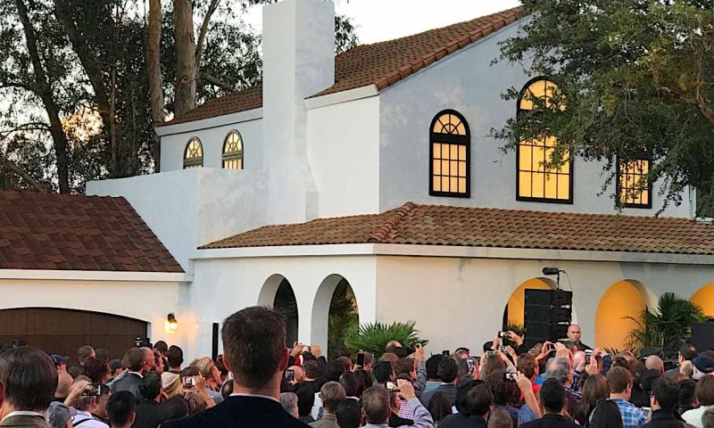 Tesla integreert zonnepanelen in dakpannen