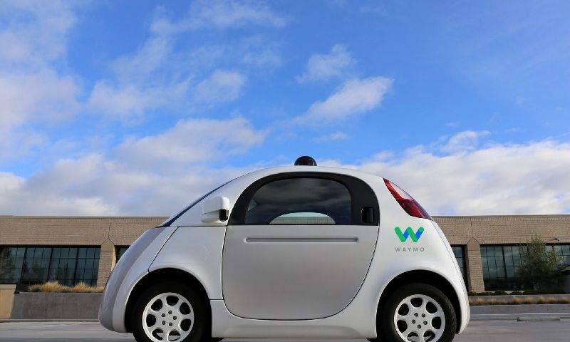 Google-bedrijf rond zelfrijdende auto heet nu Waymo