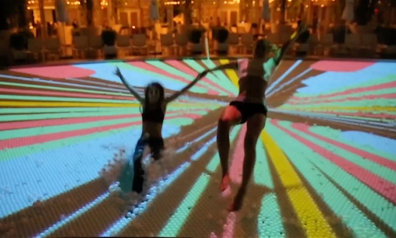 Video: interactieve ping-pong poolparty