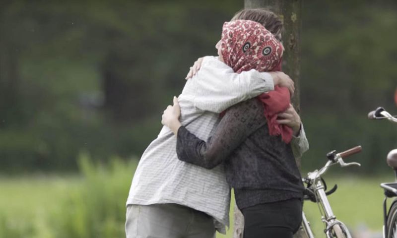 Video: online haatberichten komen hard aan op straat