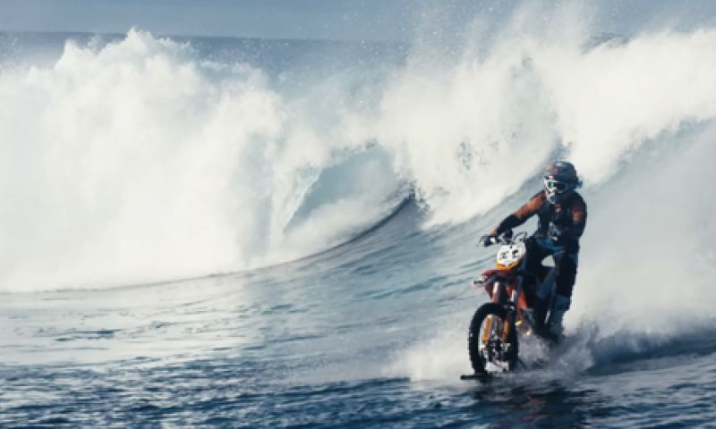 Video: stuntman scheurt over de golven met een dirt bike