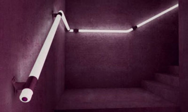 Lichtgevende trapleuning begeleidt je naar boven