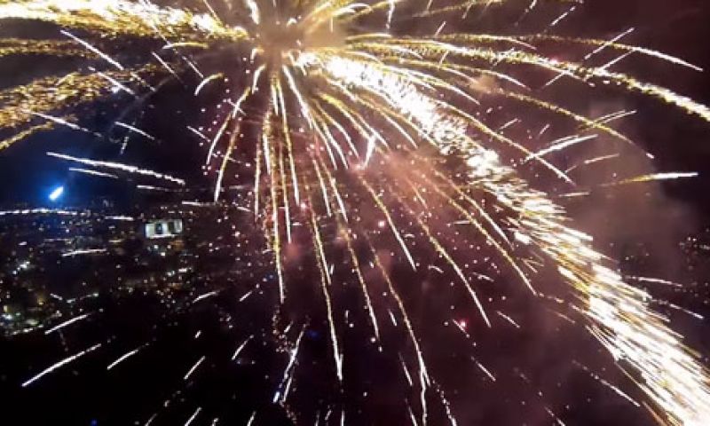Video: Vlieg met een drone door vuurwerk