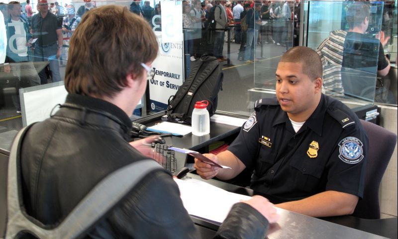 Douane VS mag niet zomaar je smartphone doorzoeken