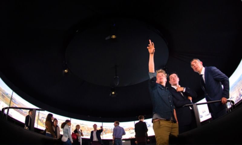 Moving Mesdag: schilderen en beweging op cirkel van curved tv's