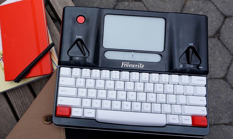 Typemachine met eInk-scherm voor ongestoord typen te koop