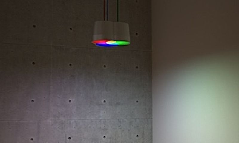 RGB lamp schijnt in verschillende kleuren 