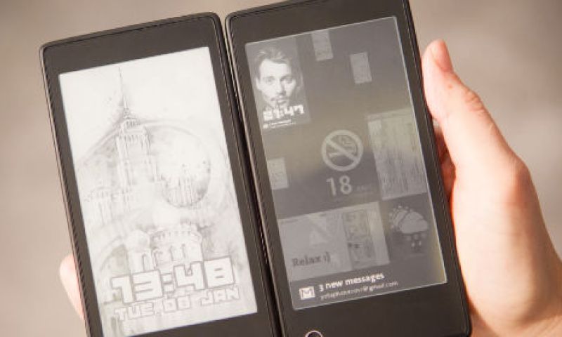 Russische YotaPhone met eInk-scherm achterop binnenkort te koop