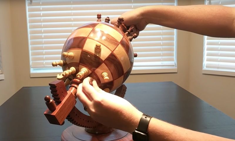 Video: schaken op een magnetische globe