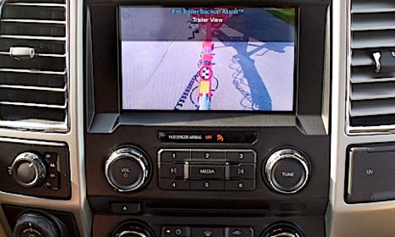 Ford pick-up kan zelf caravan of aanhanger achteruit inparkeren