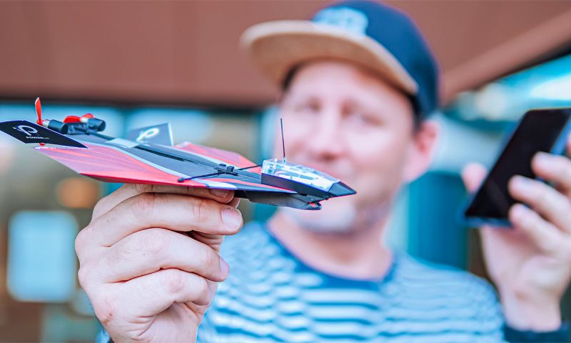 papieren vliegtuigje drone powerup power up vliegtuig drones