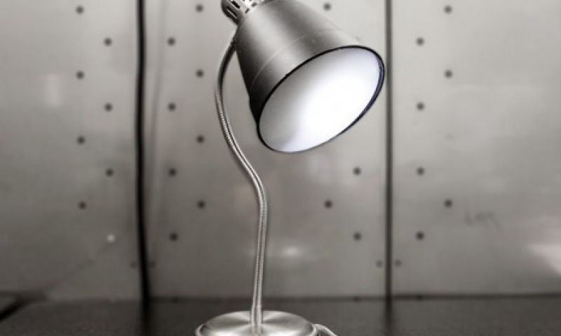 Deze lamp luistert je af en post uitspraken naar Twitter