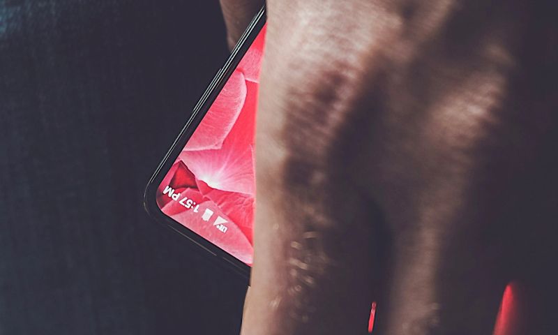 Android-oprichter toont bijna randloze telefoon