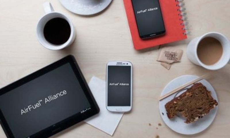 Rivalen rond draadloos opladen slaan handen ineen