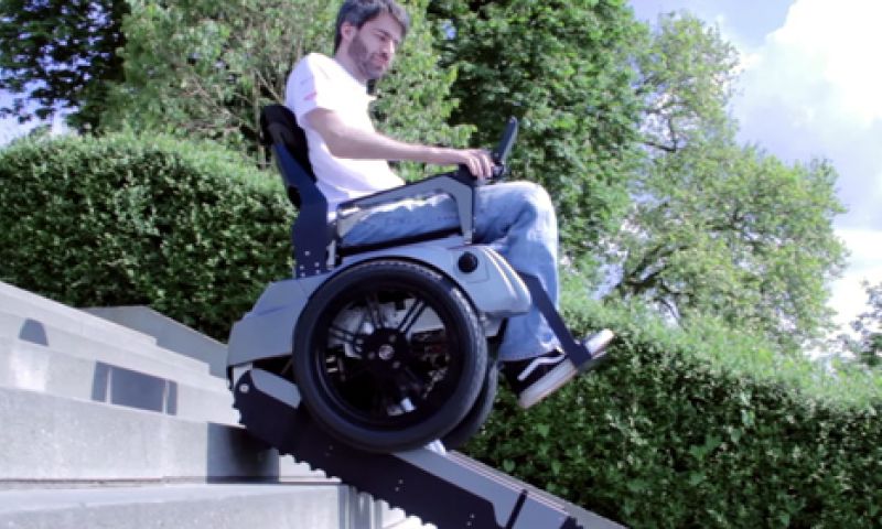 Deze rolstoel beklimt zelf de trap