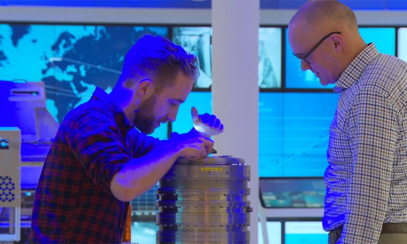 Bright TV: Hoe ASML uit Eindhoven chips steeds sneller maakt