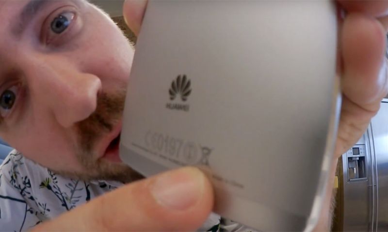 Wat betekenen de symbolen achterop je smartphone?