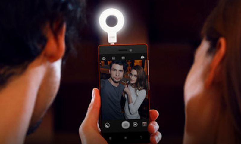 Betere selfies in 't donker met deze extra flitser