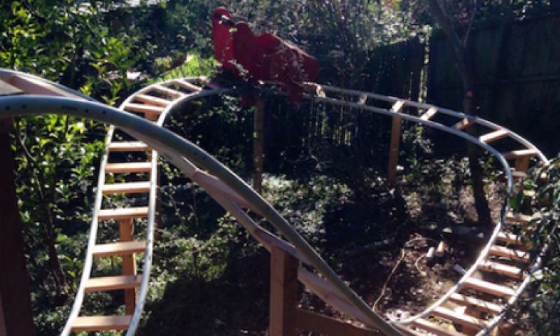 Cool: vader en zoon bouwen achtbaan in de achtertuin