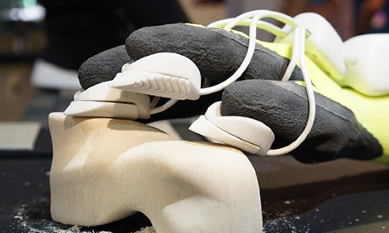 Met deze elektrische handschoen kan je steen schuren