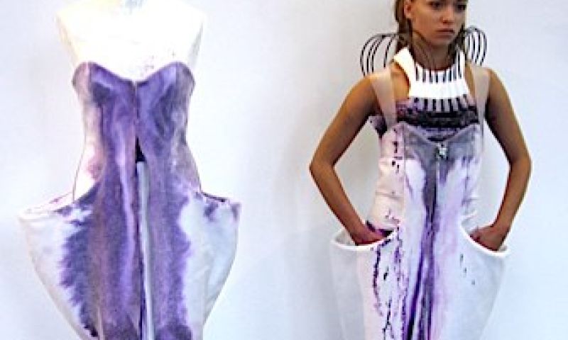 Elektronica laat jurk bloeden