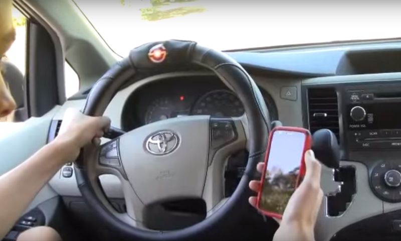 Slimme stuurhoes piept en gloeit als je je ogen niet op de weg houdt