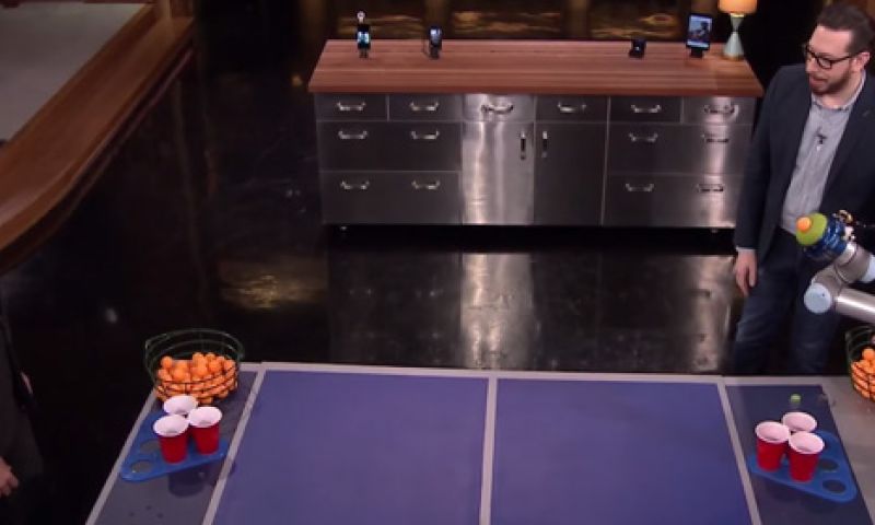 Video: Jimmy Fallon speelt beerpong tegen een robot