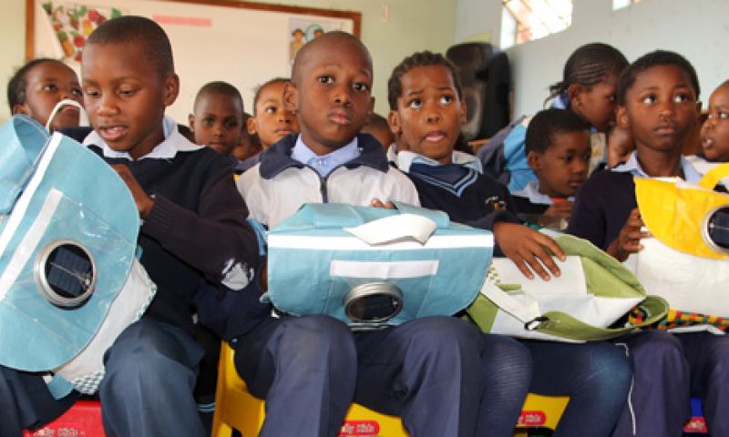 Gerecyclede schooltas met zonnecellen helpt in Zuid-Afrika