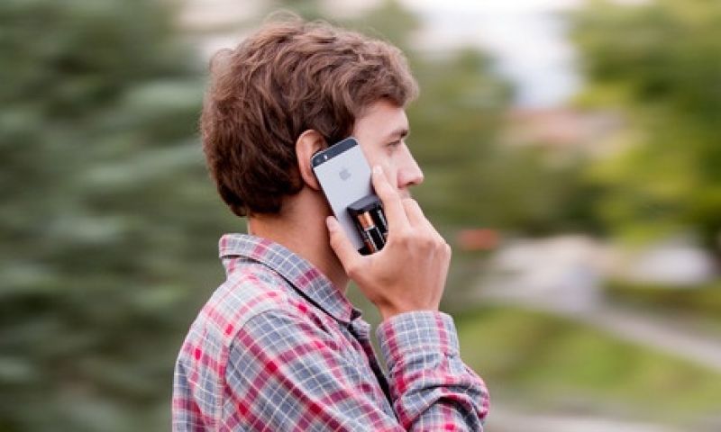 Deze iPhone-lader loopt op ouderwetse batterijen