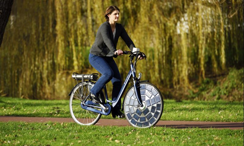 Nederlandse e-bike laadt op met zonnecellen in wiel