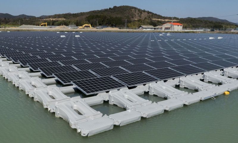 Japan start bouw grootste drijvende zonneboerderij