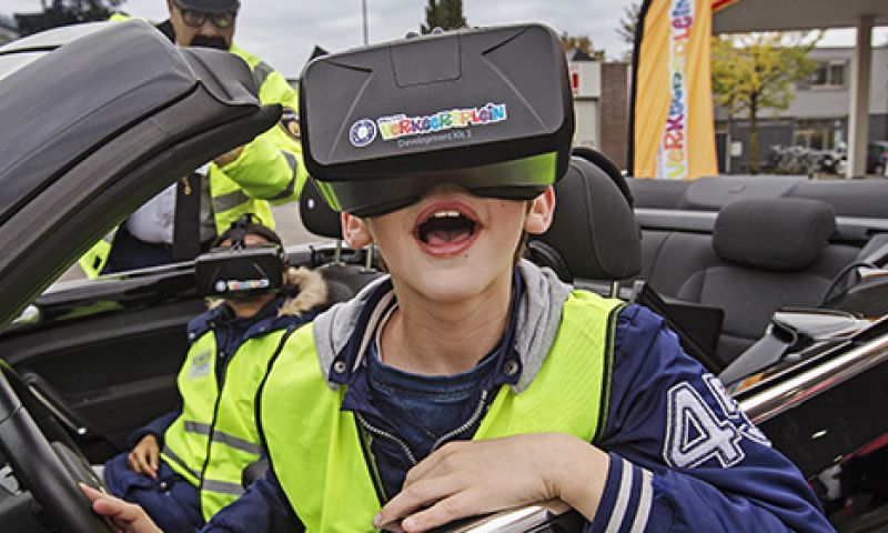 Kinderen leren met VR-bril over gevaren van fietsen zonder licht