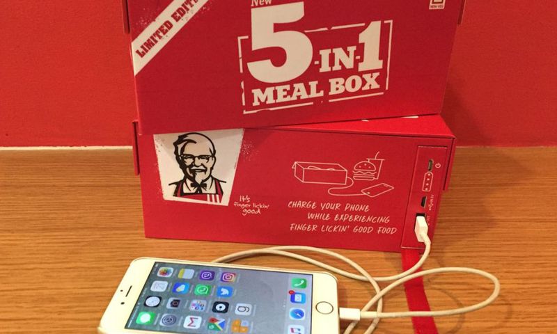 Telefoon opladen met hamburgerverpakking