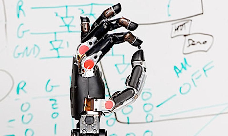 Neurotech geeft verlamde man gevoel in handprothese