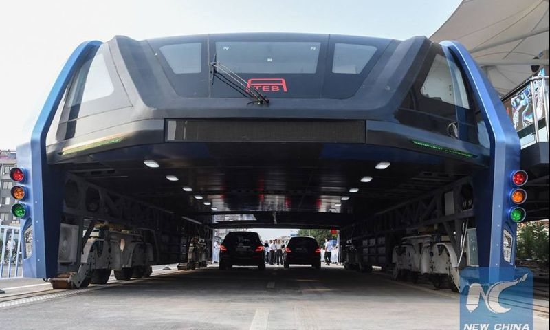 Oplichting: de bus die over de file heen rijdt