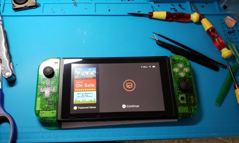 Man bouwt eigen Nintendo Switch met bestelde onderdelen