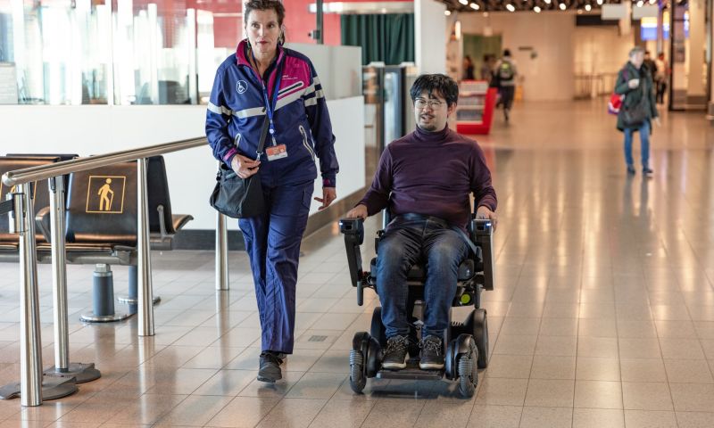 Schiphol zelfrijdende rolstoel vliegveld rolstoelen