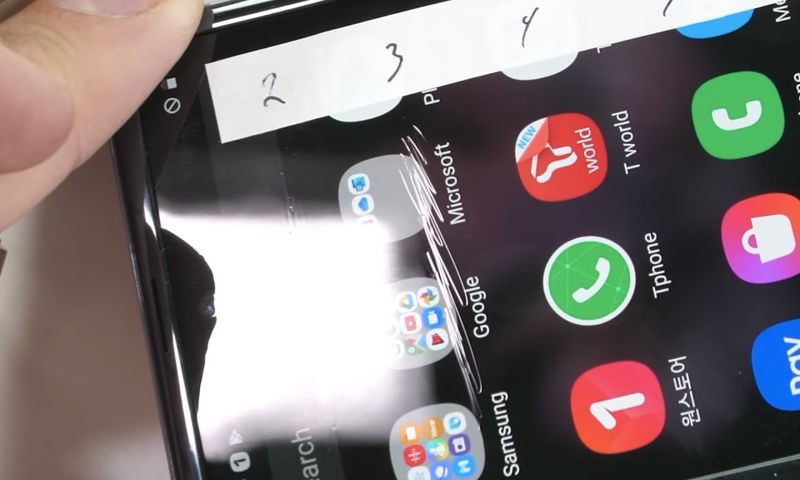 © JerryRigEverything (YouTube)