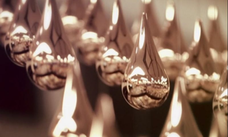 Computergestuurde choreografie van 608 koperen regendruppels