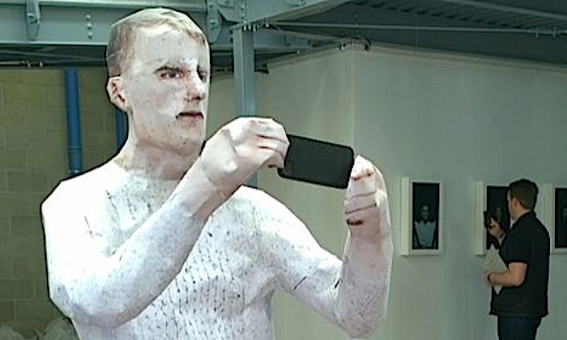 3D-zelfportret met 1 boodschap: kappen met die foto's!